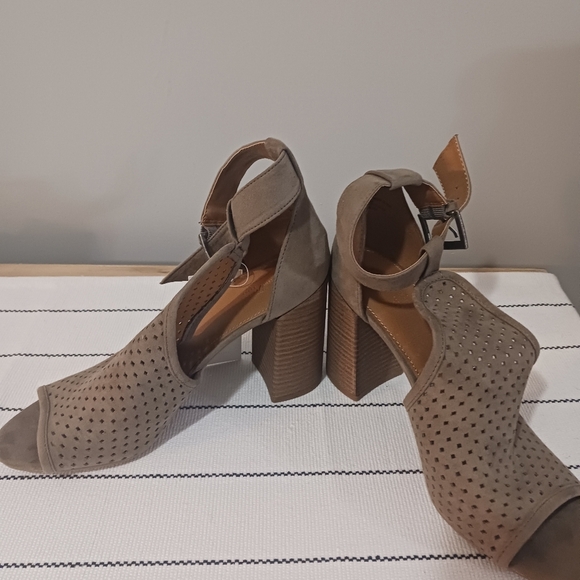 Universal Thread Women's Hannah Laser Cut Heeled Pump Sandals 8.5 NWT - Picture 2 of 7